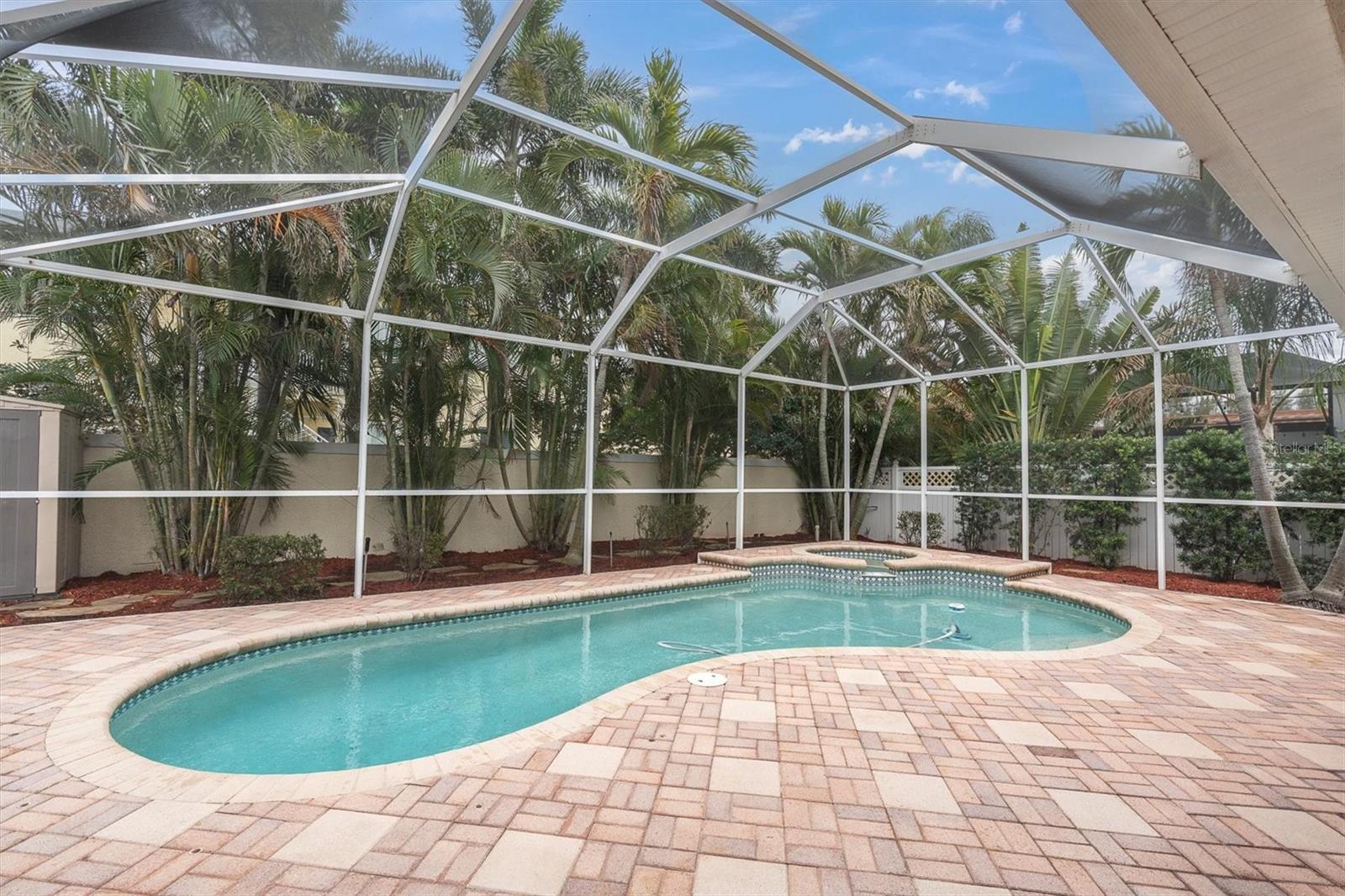 906 LANDMARK CIR S — photo 40
