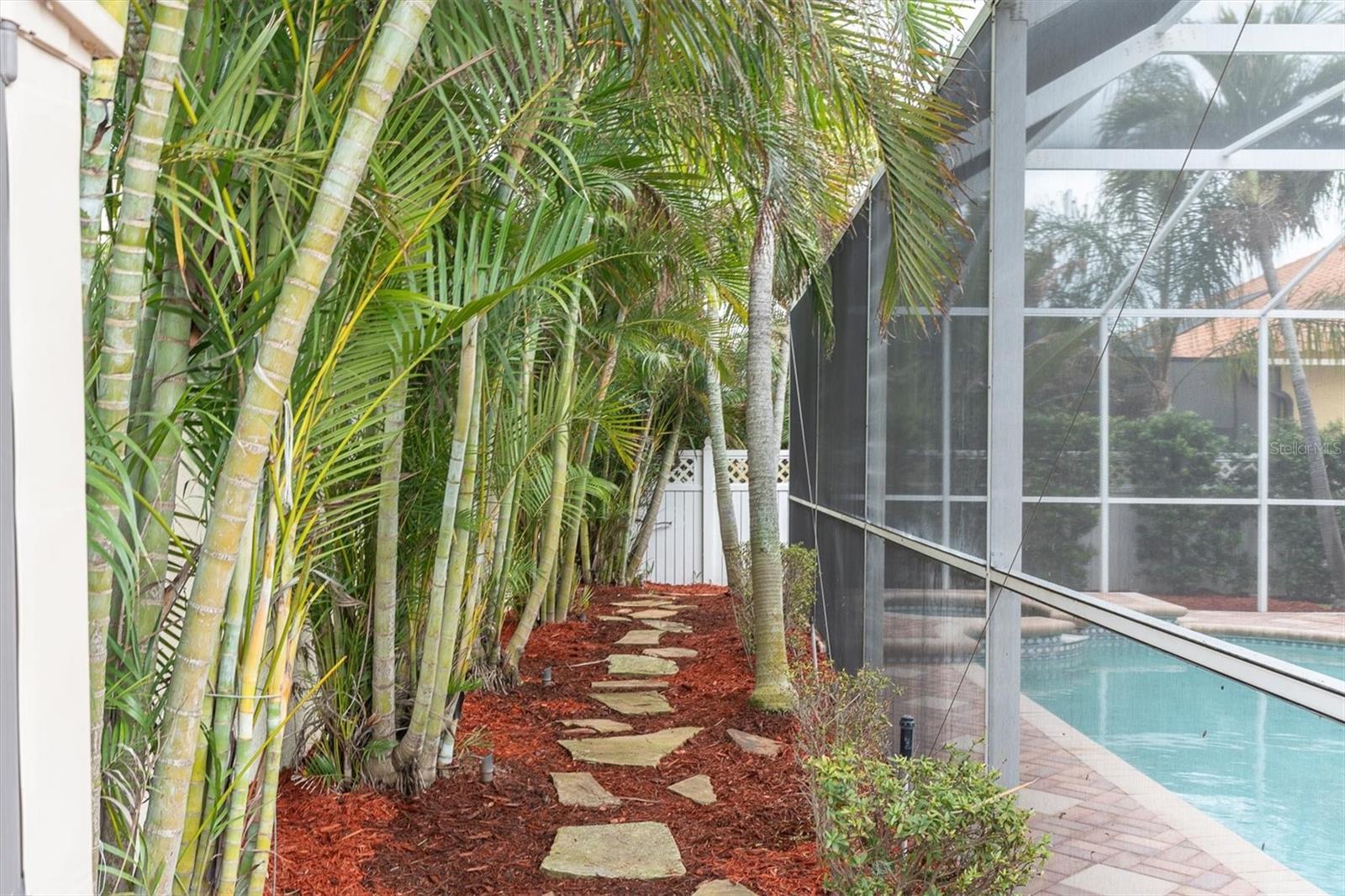 906 LANDMARK CIR S — photo 37
