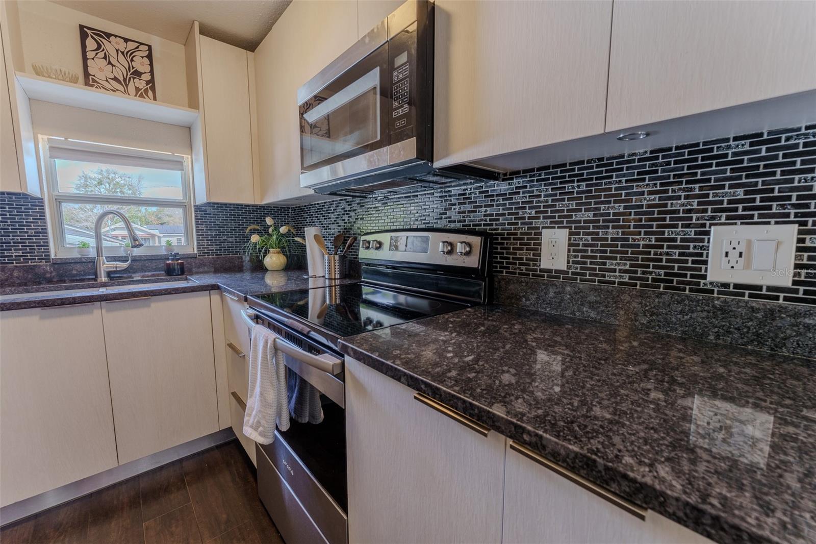 203 W CREST AVE — photo 11