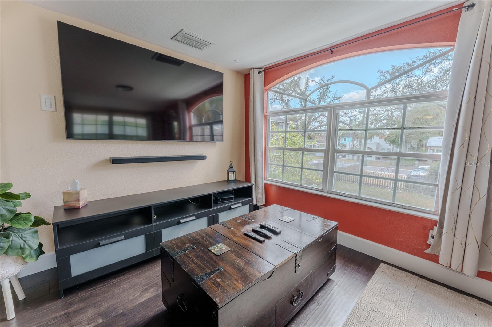 203 W CREST AVE — photo 10