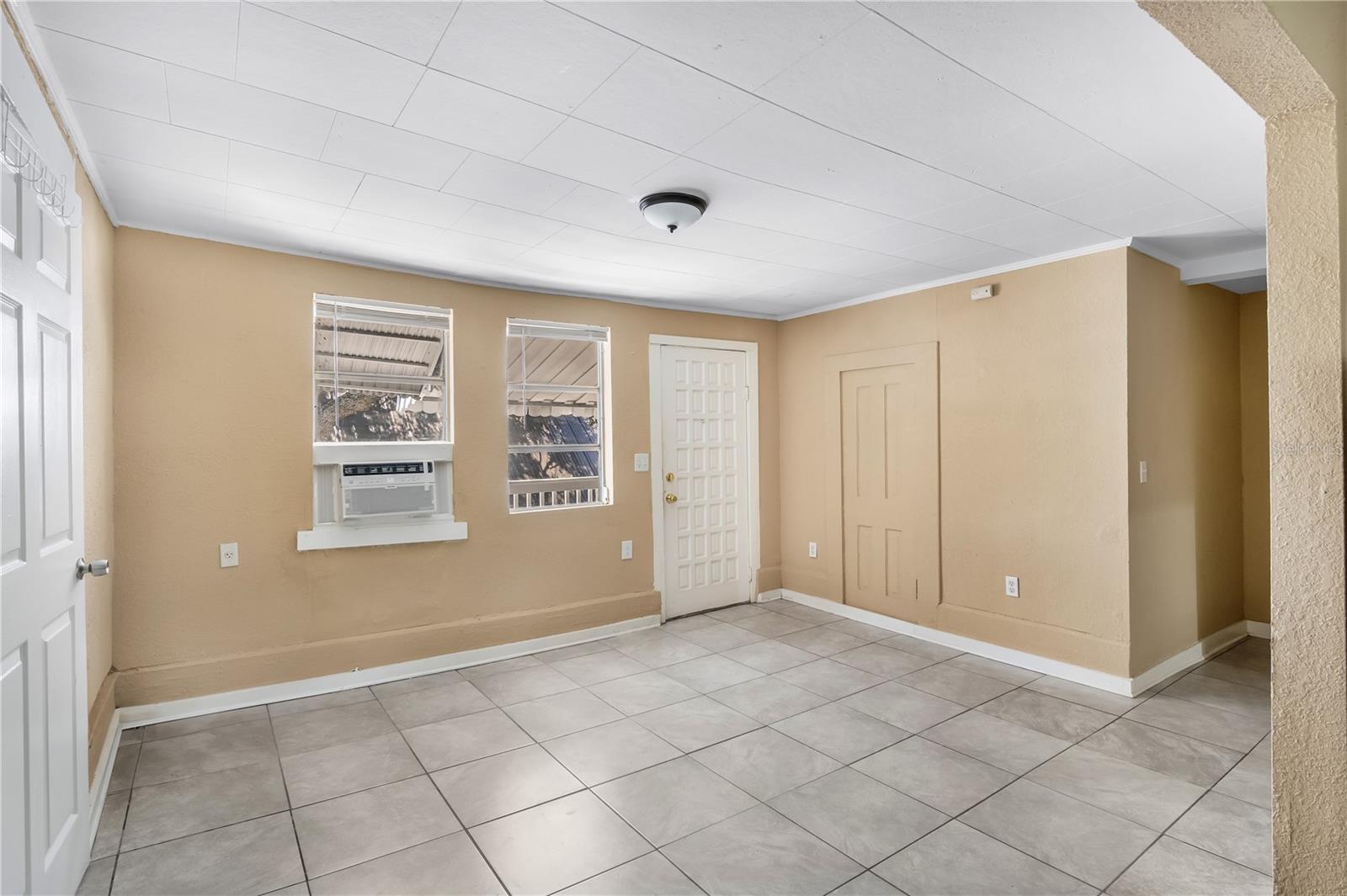 418 E AMELIA AVE #C — photo 4