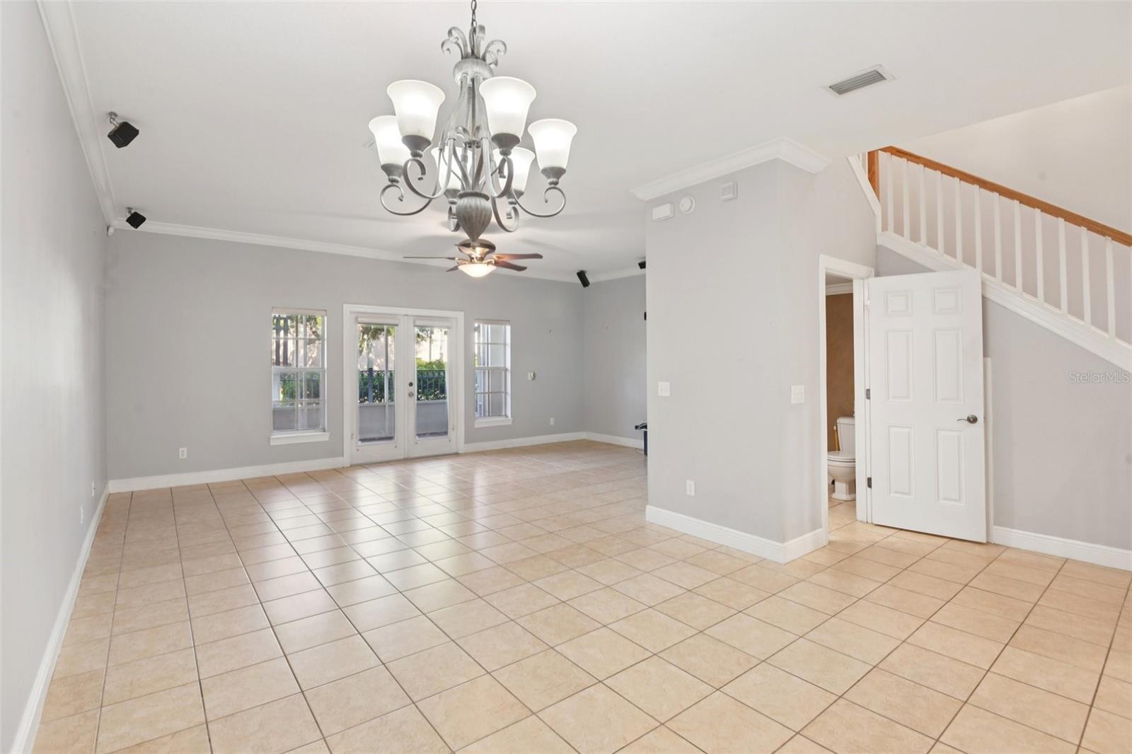 300 VALENCIA CIR — photo 9