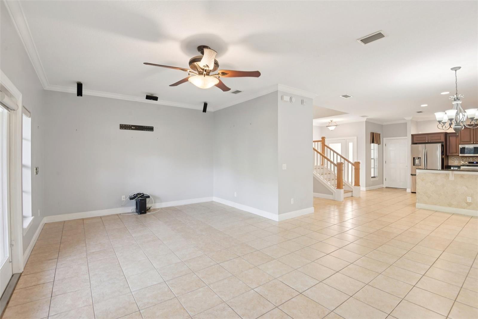 300 VALENCIA CIR — photo 12