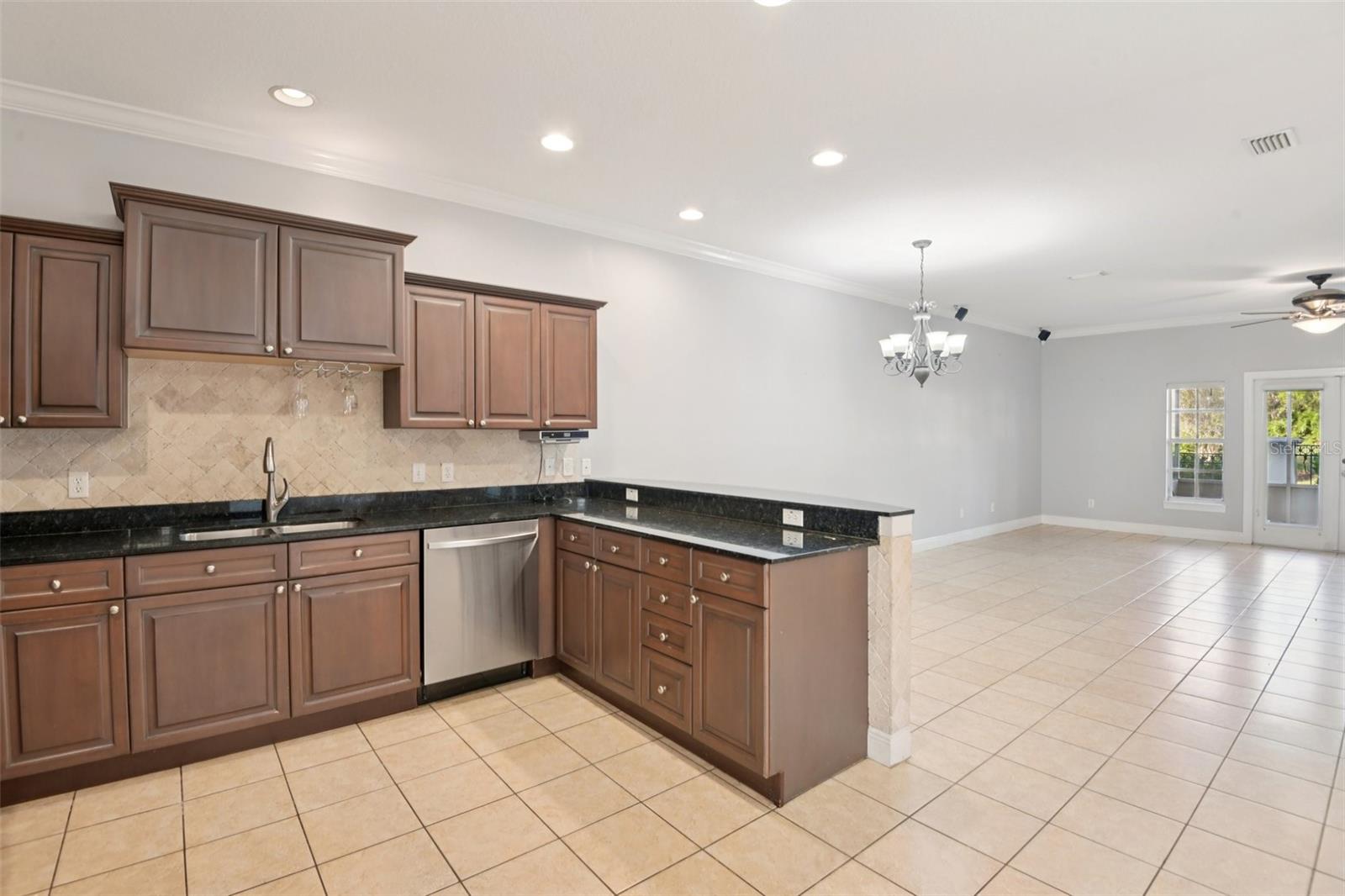 300 VALENCIA CIR — photo 15