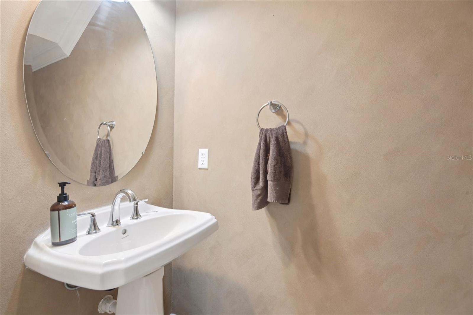 300 VALENCIA CIR — photo 17