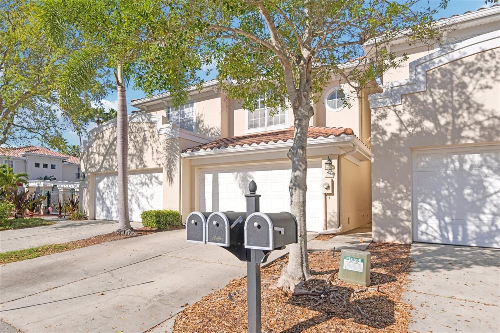 300 VALENCIA CIR — photo 2