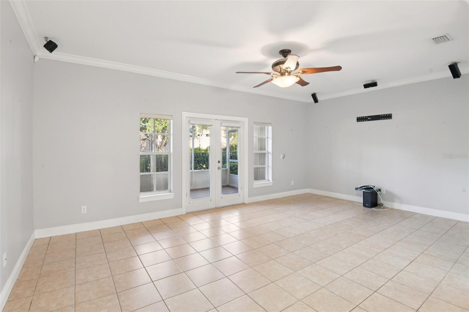 300 VALENCIA CIR — photo 10