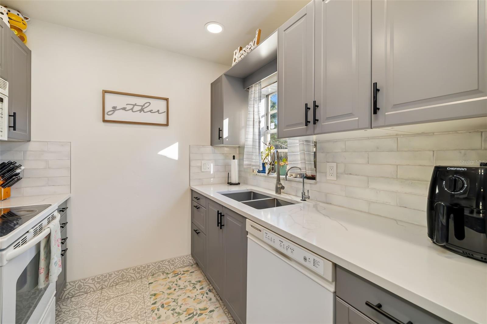 5023 VILLAGE GARDENS DR #29 — photo 10