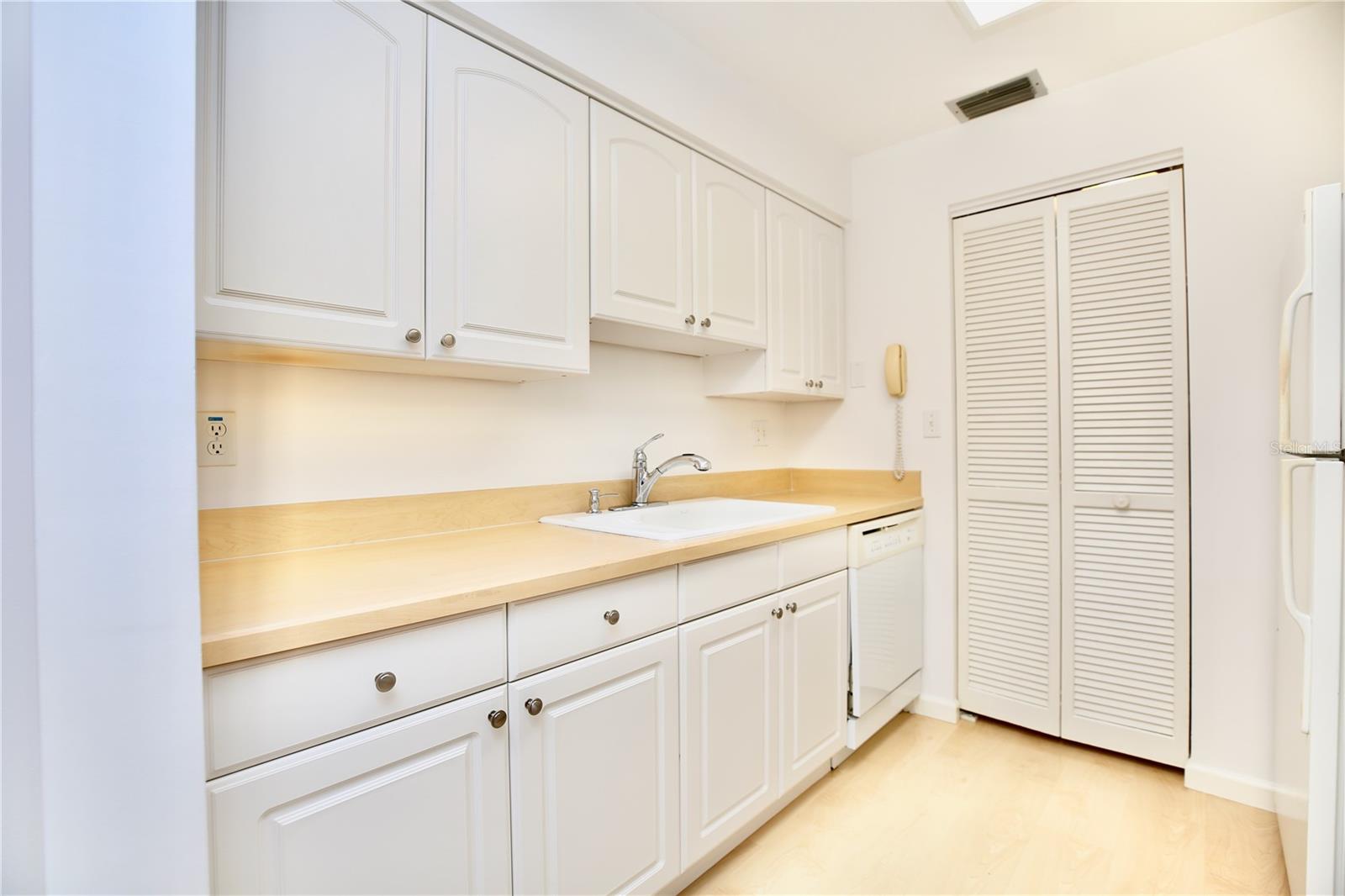 1713 BELLEAIR FOREST DR #C — photo 8