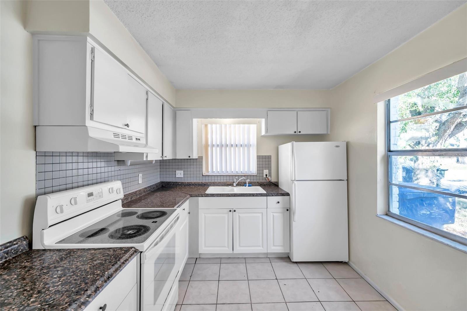 914 LAKE PALMS DR — photo 13