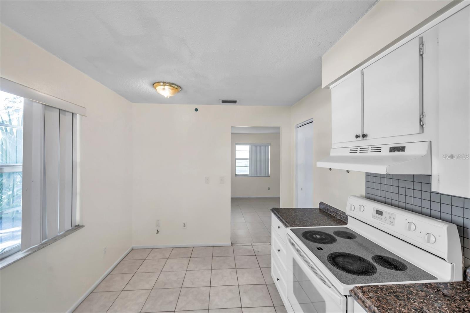 914 LAKE PALMS DR — photo 16