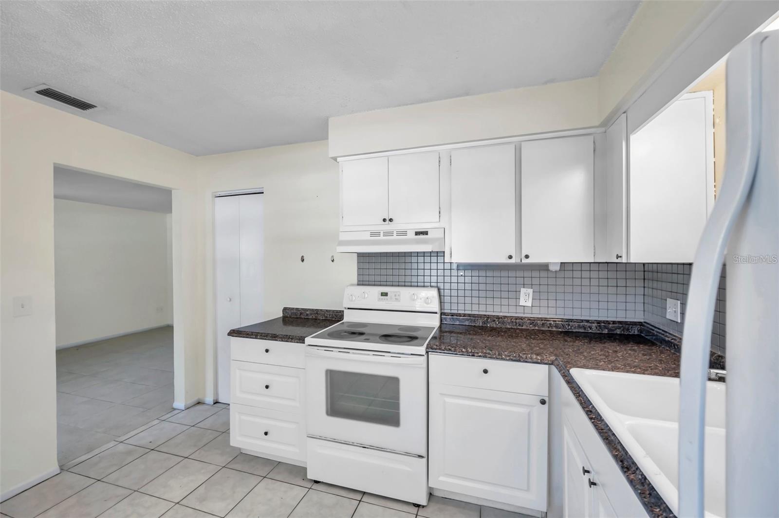 914 LAKE PALMS DR — photo 15