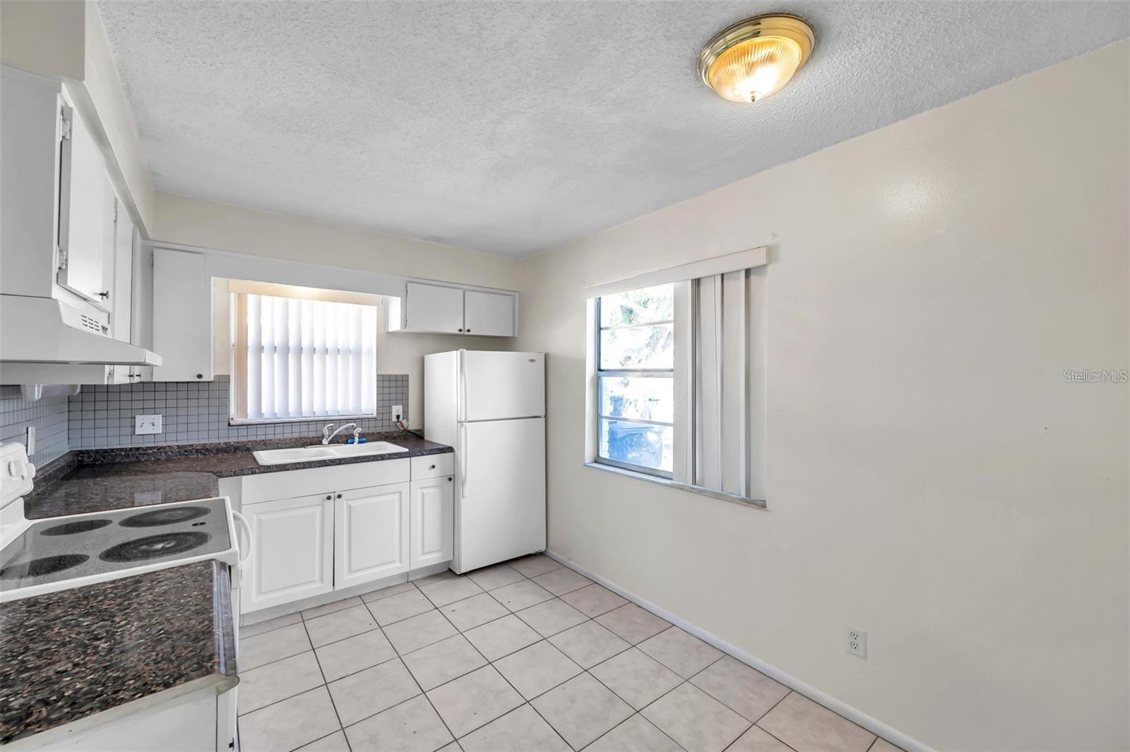 914 LAKE PALMS DR — photo 11