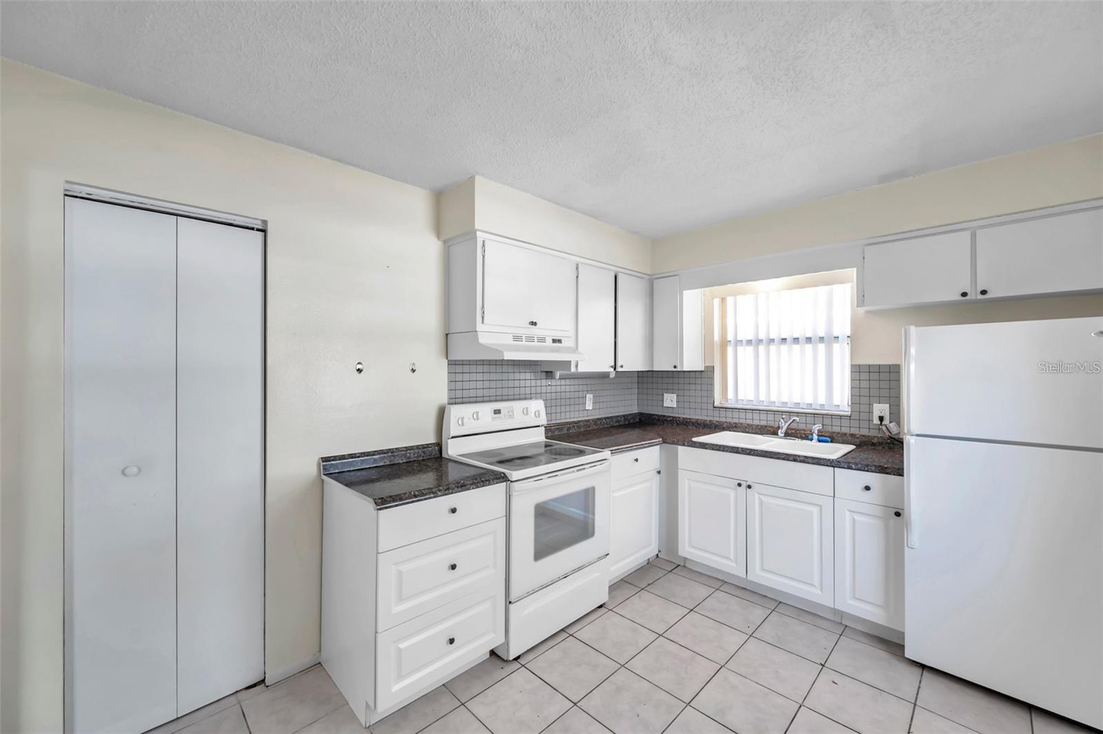 914 LAKE PALMS DR — photo 12