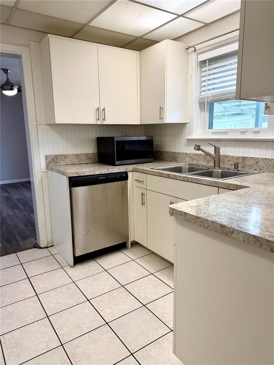 2419 WELLS AVENUE — photo 9
