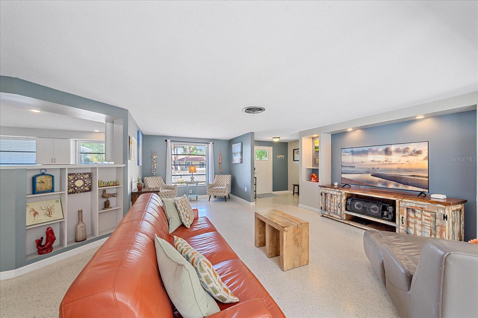 611 VENICE LN — photo 9