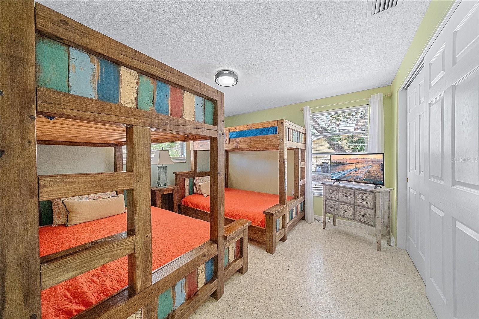 611 VENICE LN — photo 32