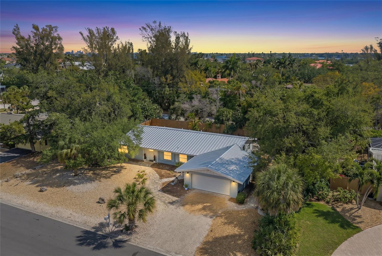 611 VENICE LN — photo 39