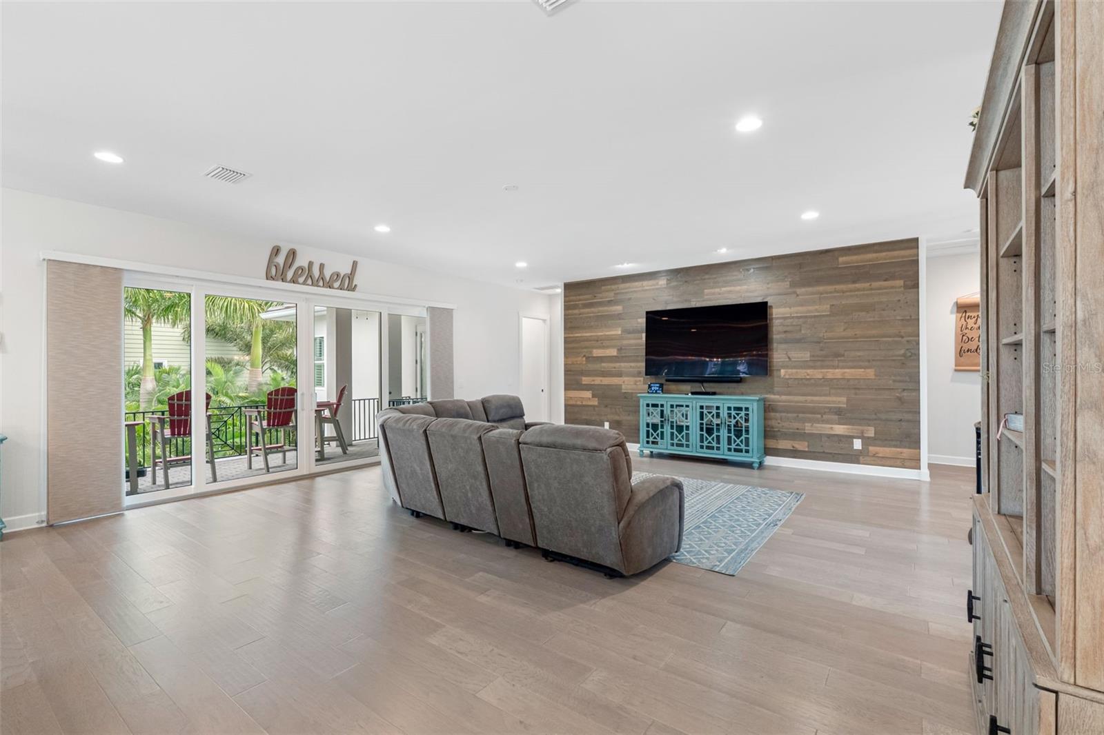 124 FOREST HILLS DR — photo 27