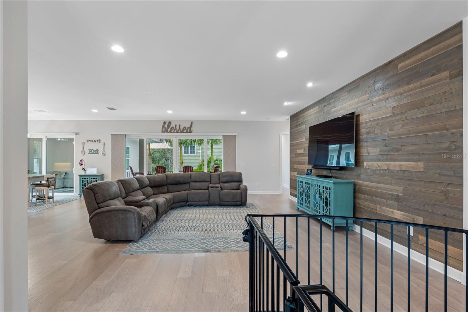 124 FOREST HILLS DR — photo 32