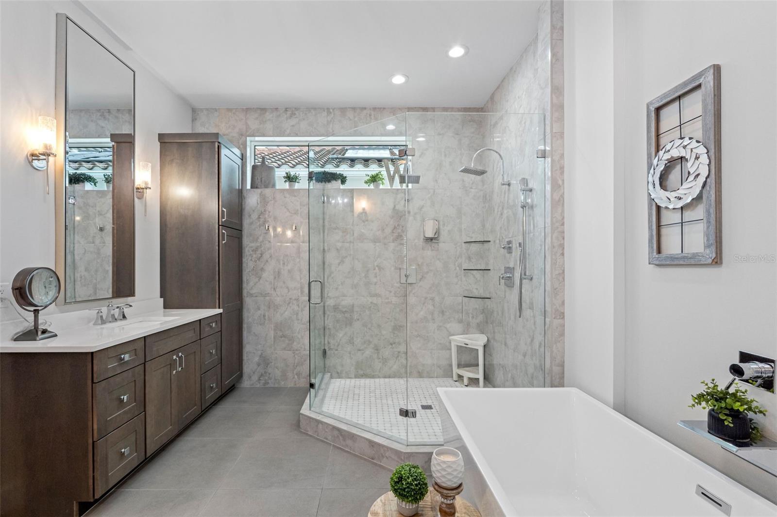 124 FOREST HILLS DR — photo 37