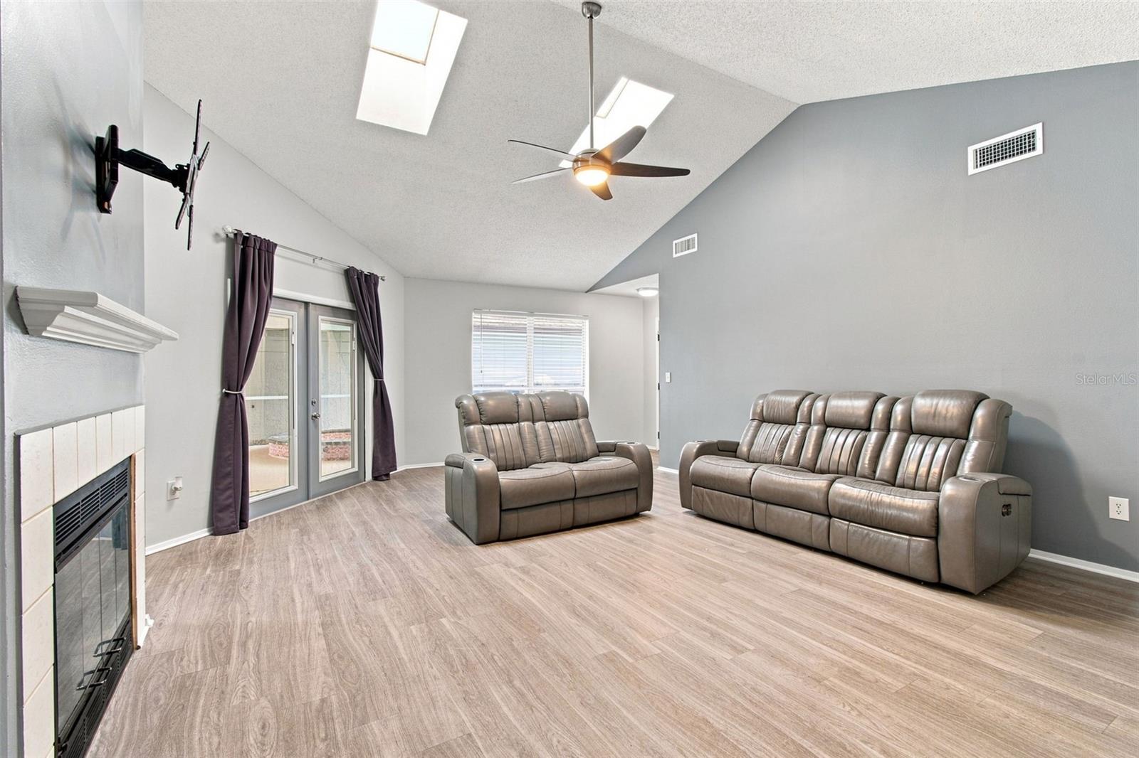 7123 SILVERMILL DR — photo 16