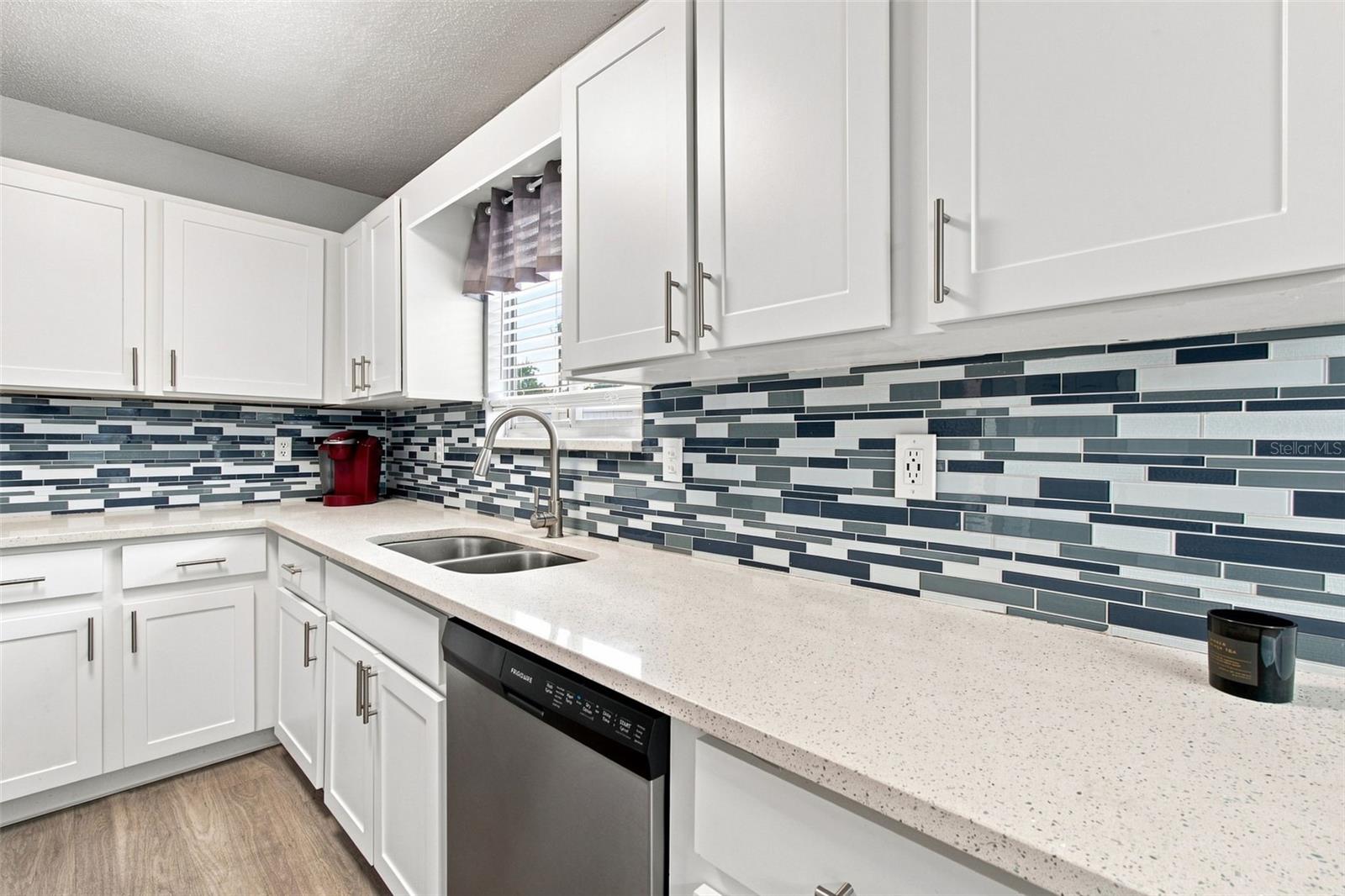 7123 SILVERMILL DR — photo 28