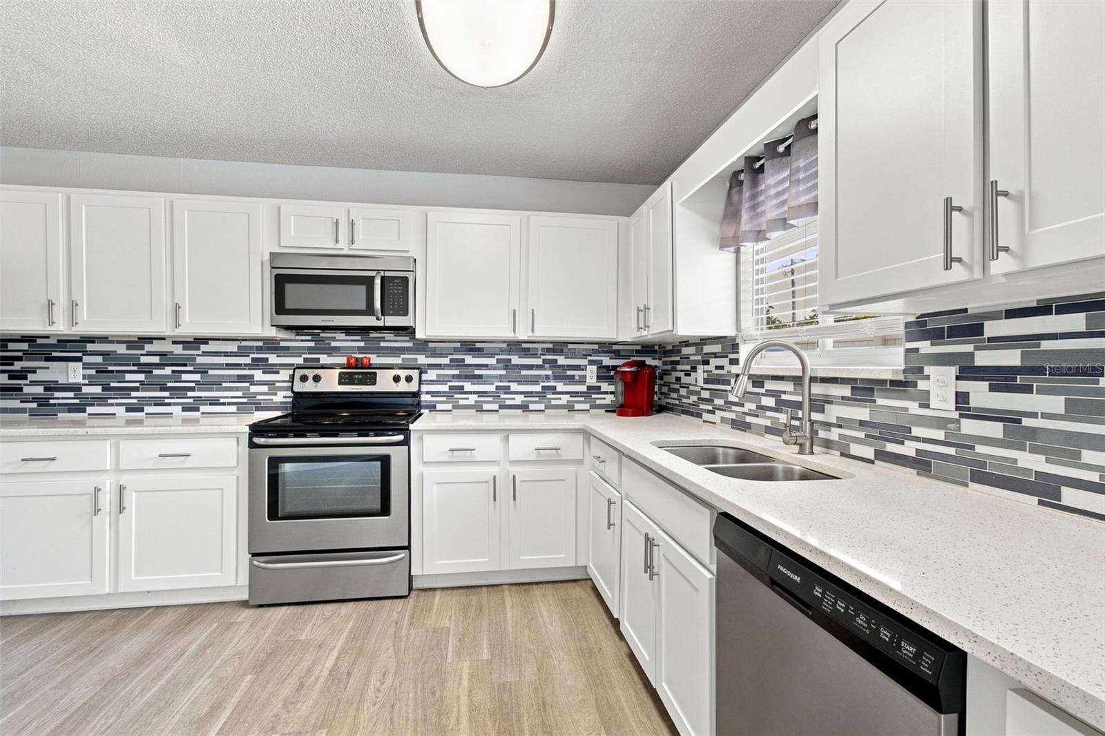 7123 SILVERMILL DR — photo 29