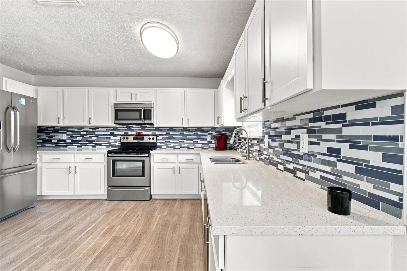 7123 SILVERMILL DR — photo 30