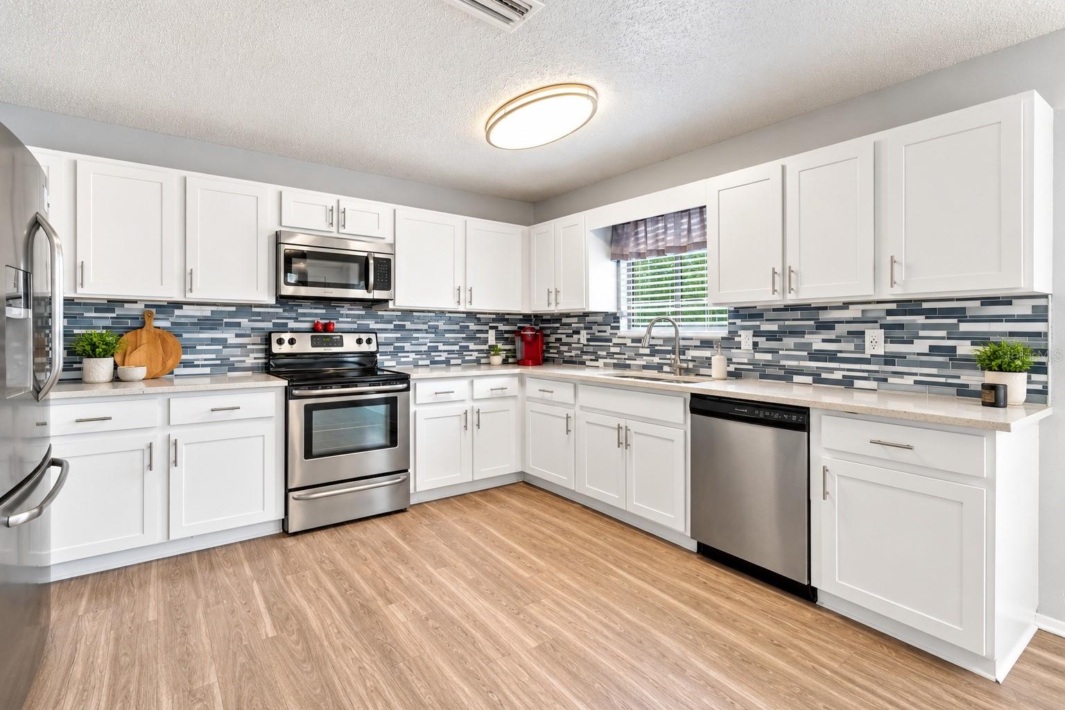 7123 SILVERMILL DR — photo 24