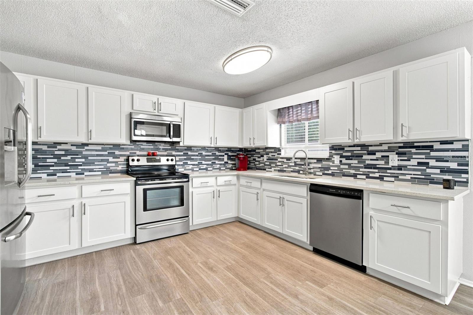 7123 SILVERMILL DR — photo 25