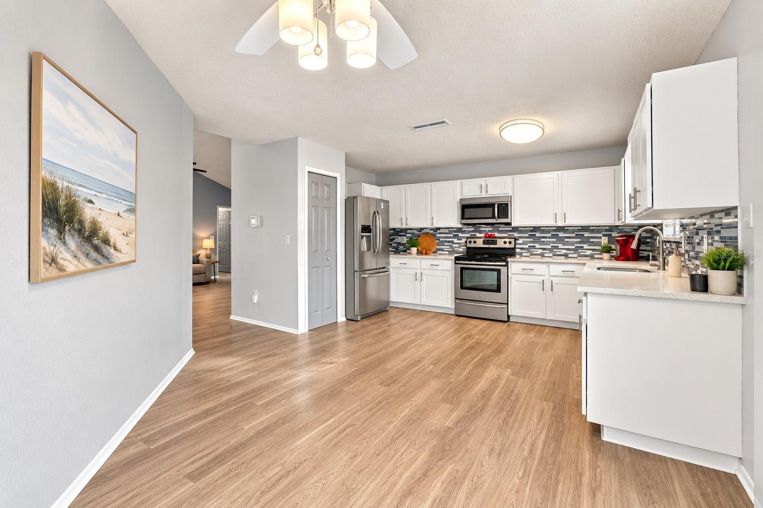 7123 SILVERMILL DR — photo 31