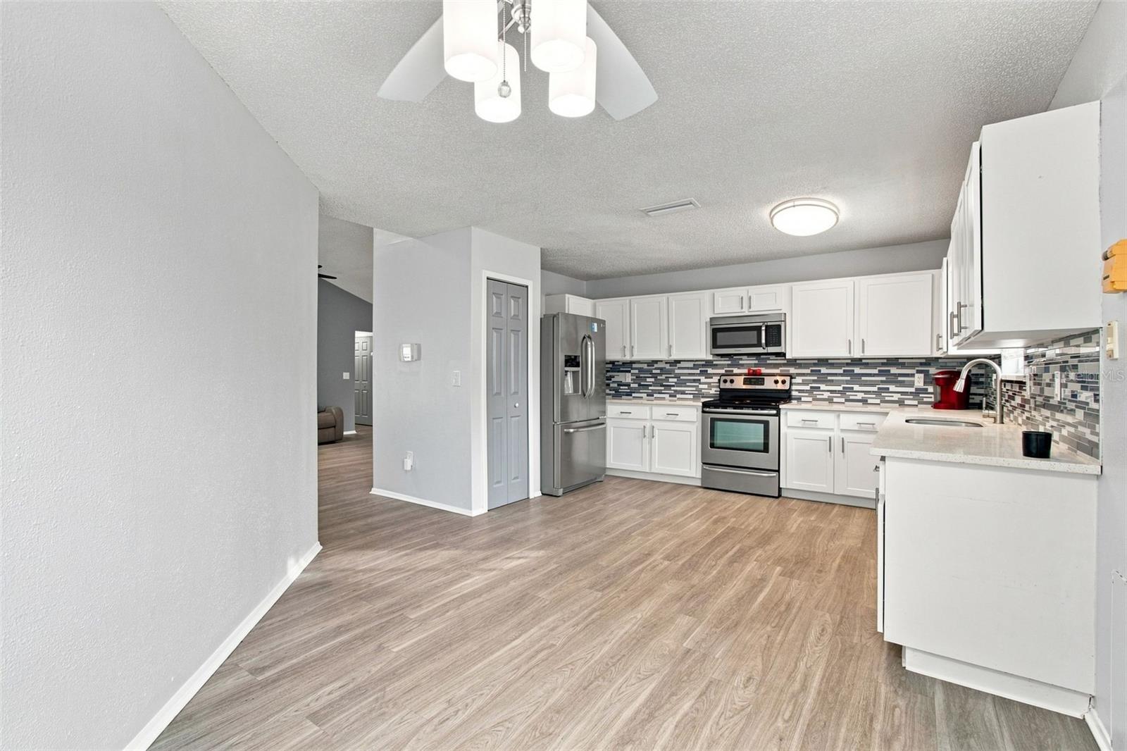 7123 SILVERMILL DR — photo 32