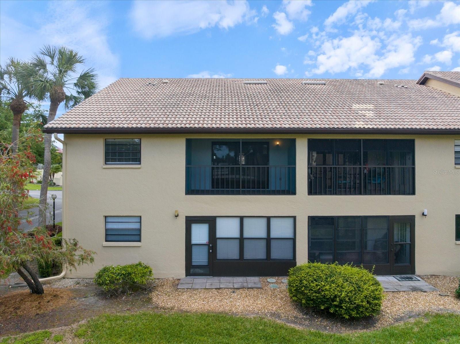 335 THREE LAKES LN #B — photo 3