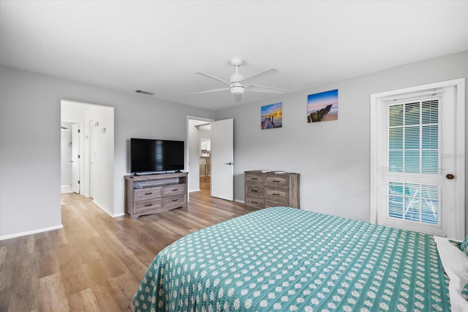 335 THREE LAKES LN #B — photo 19