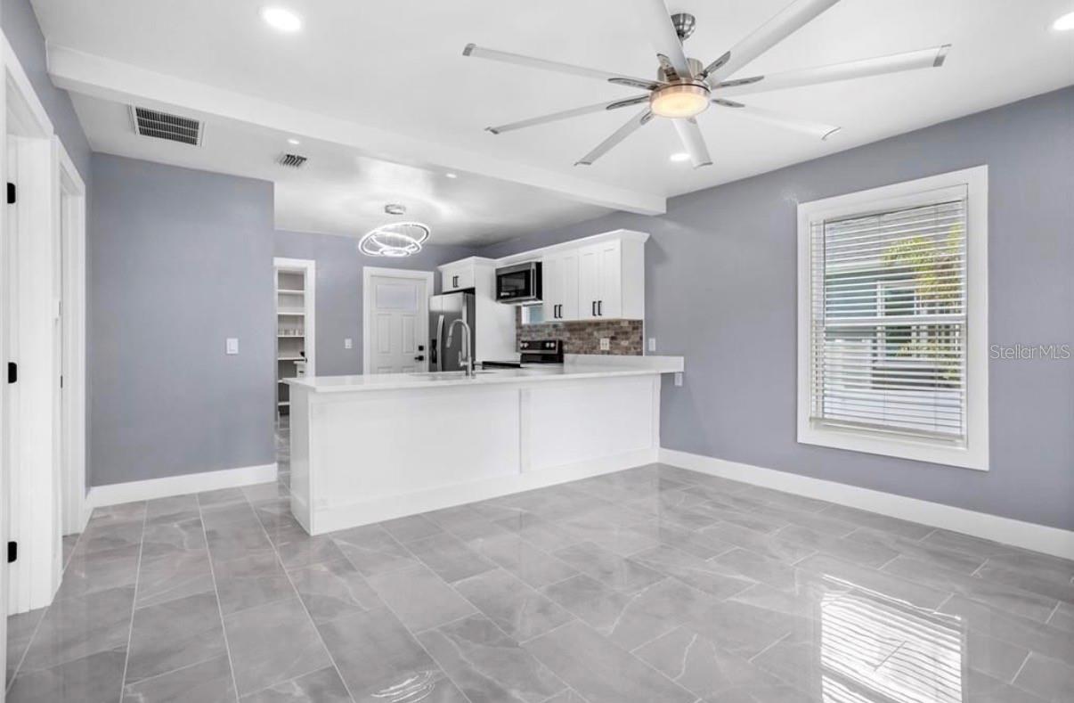 8907 N BOULEVARD — photo 3