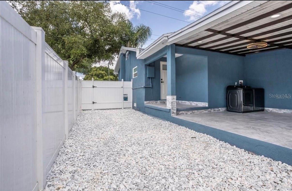 8907 N BOULEVARD — photo 16