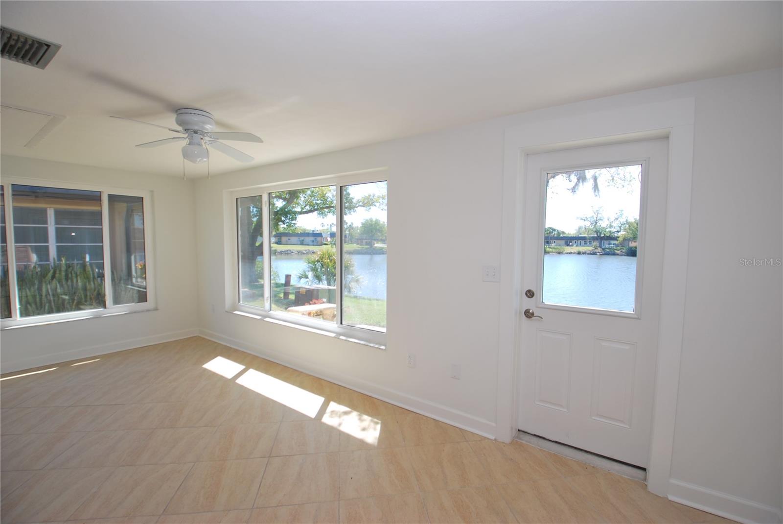 4136 STRATFORD DR — photo 17