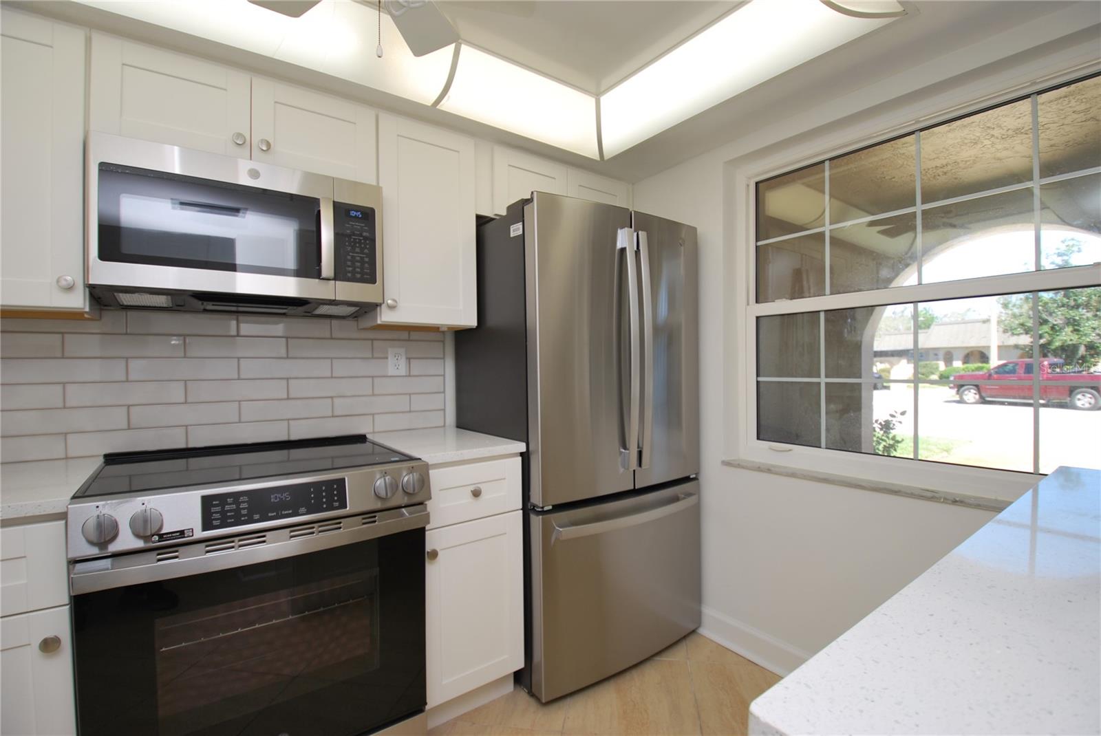 4136 STRATFORD DR — photo 8