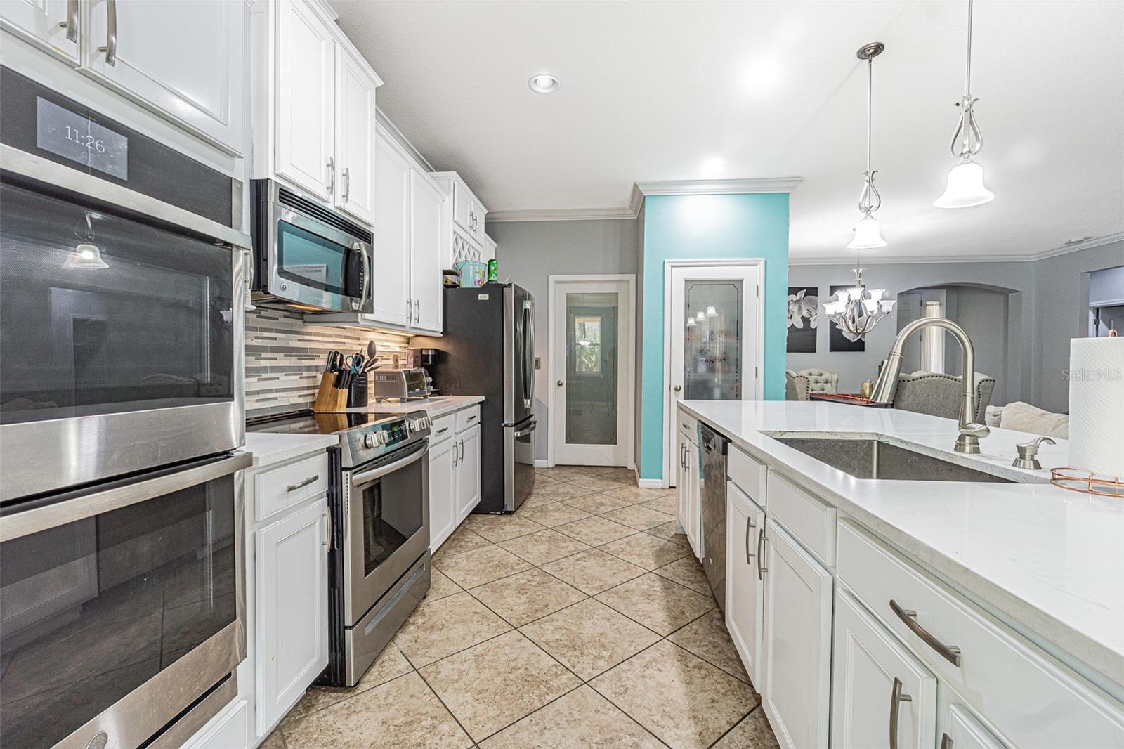 10627 SCENIC HOLLOW DR — photo 7