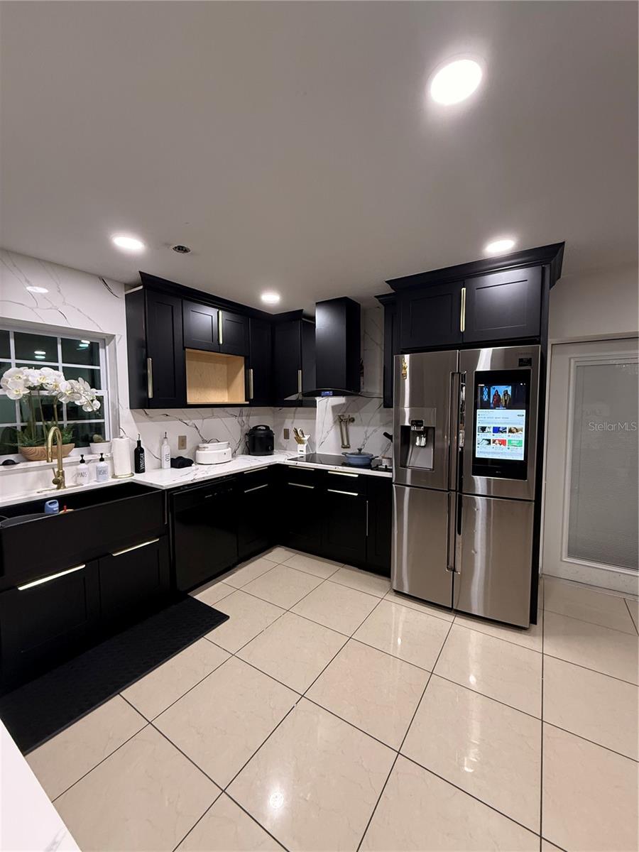 1305 E LOUISE AVE — photo 2