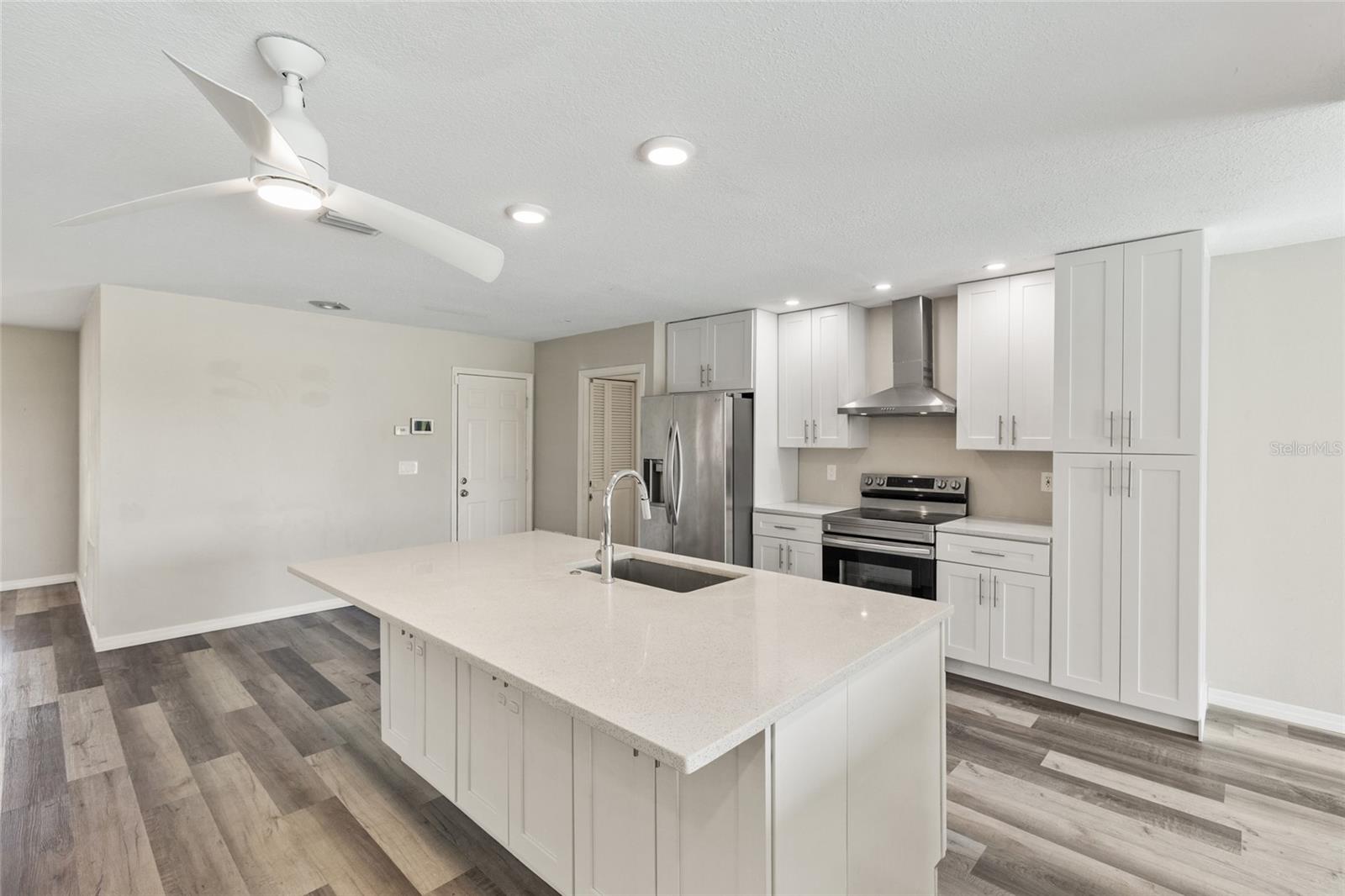 1009 KINGS CT — photo 4