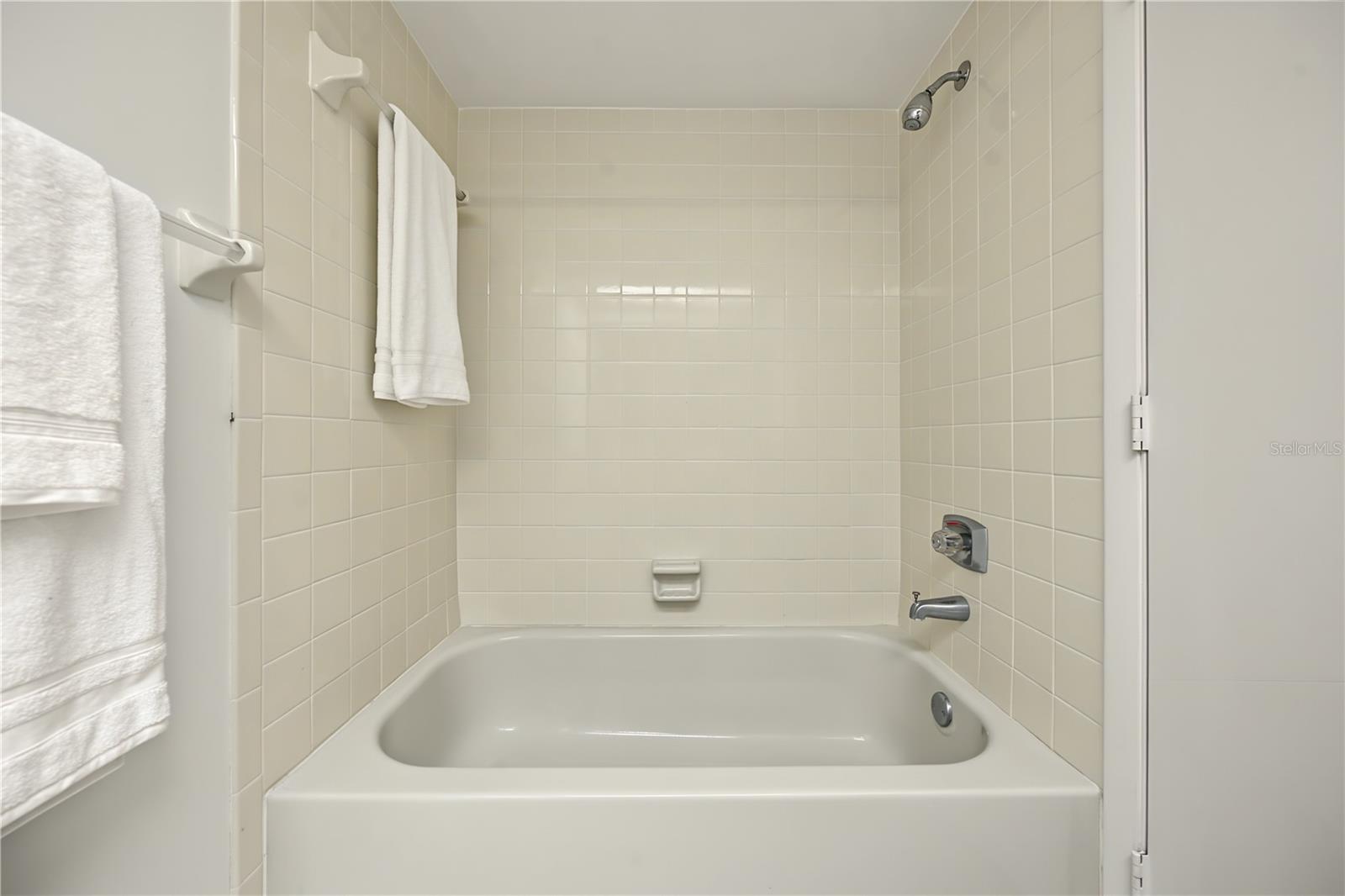 3960 MERMOOR DR — photo 20