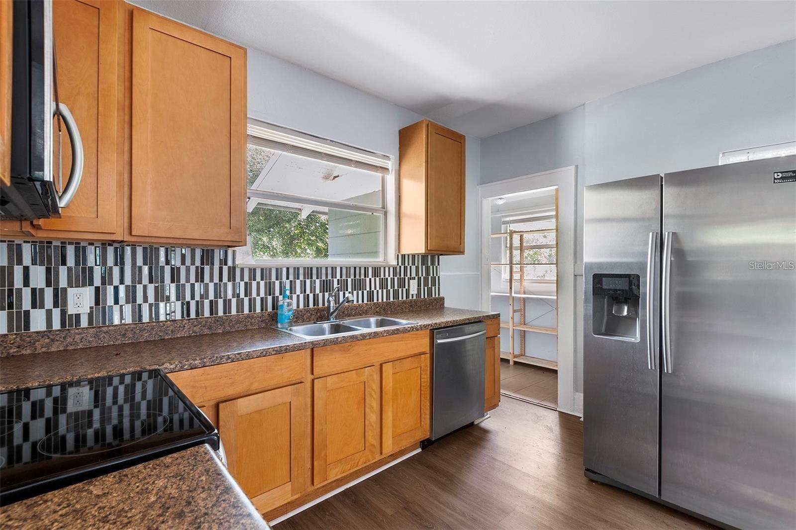 811 W AMELIA AVE — photo 5