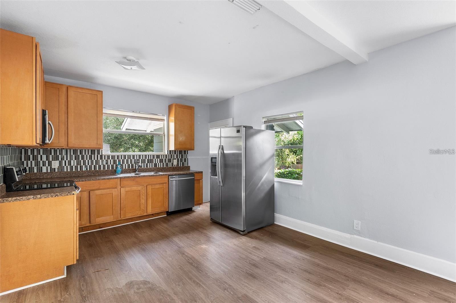 811 W AMELIA AVE — photo 4