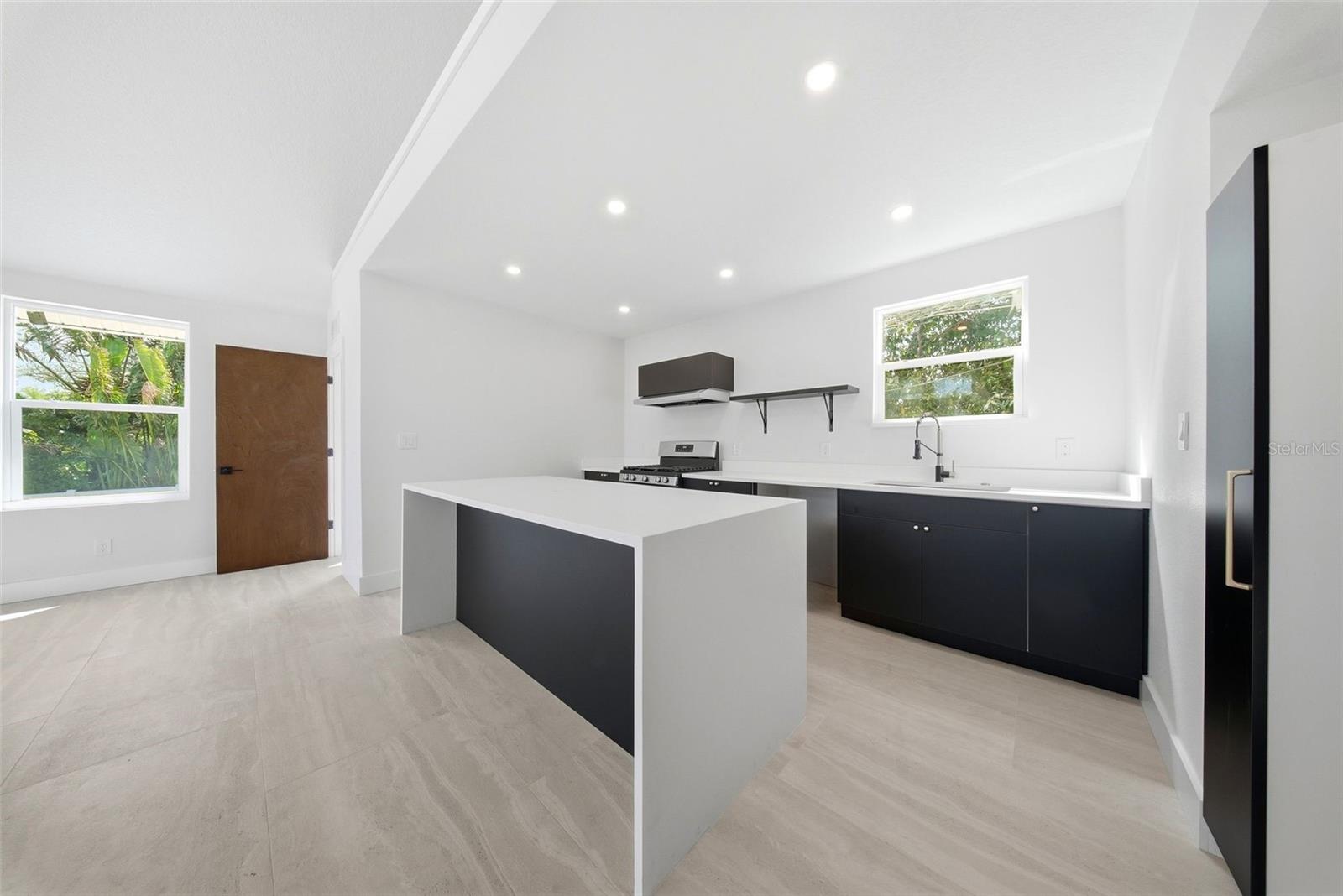 1109 CHARLES ST — photo 26