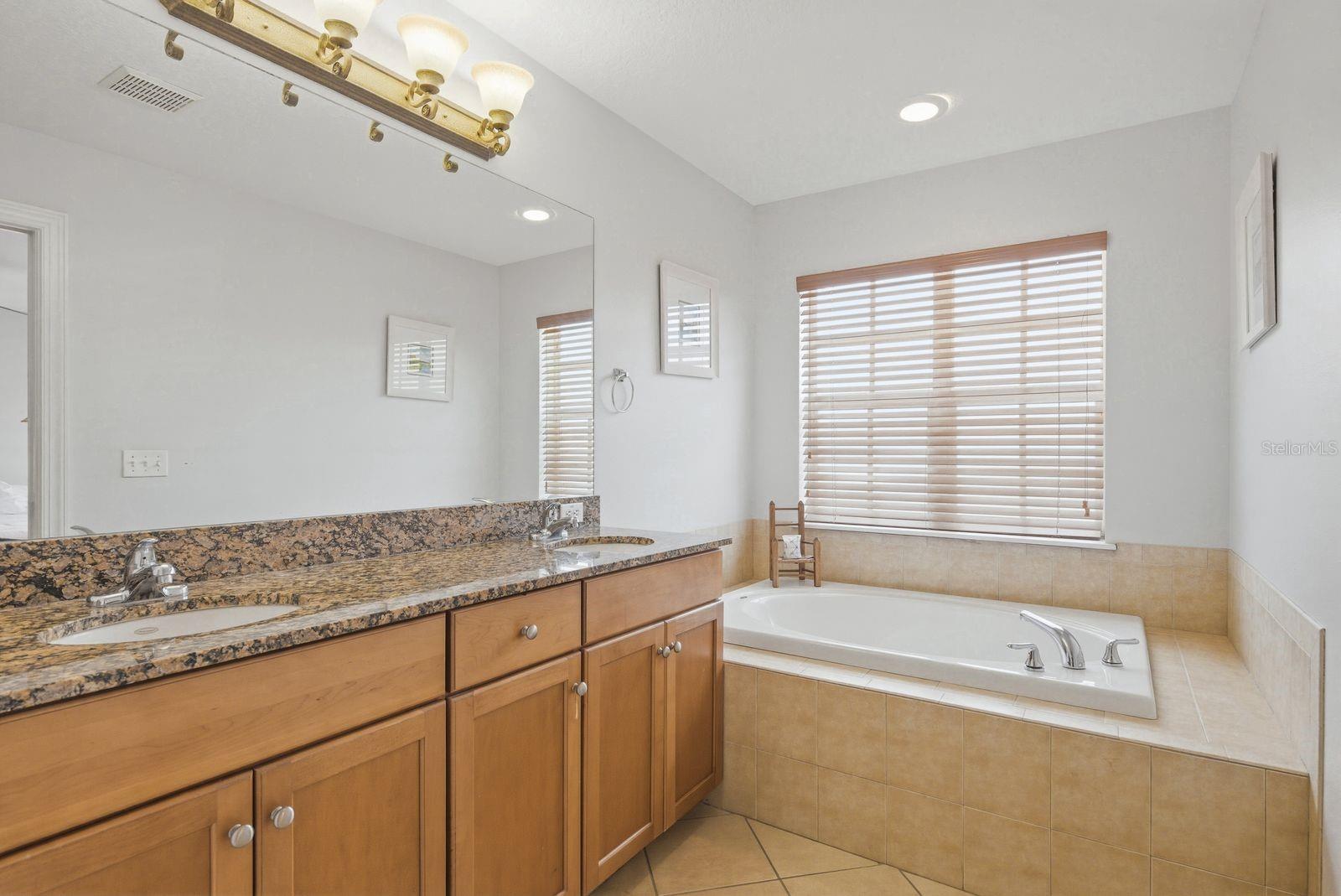 208 VALENCIA CIR — photo 27