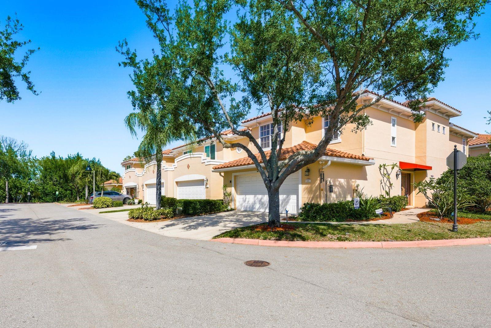 208 VALENCIA CIR — photo 43