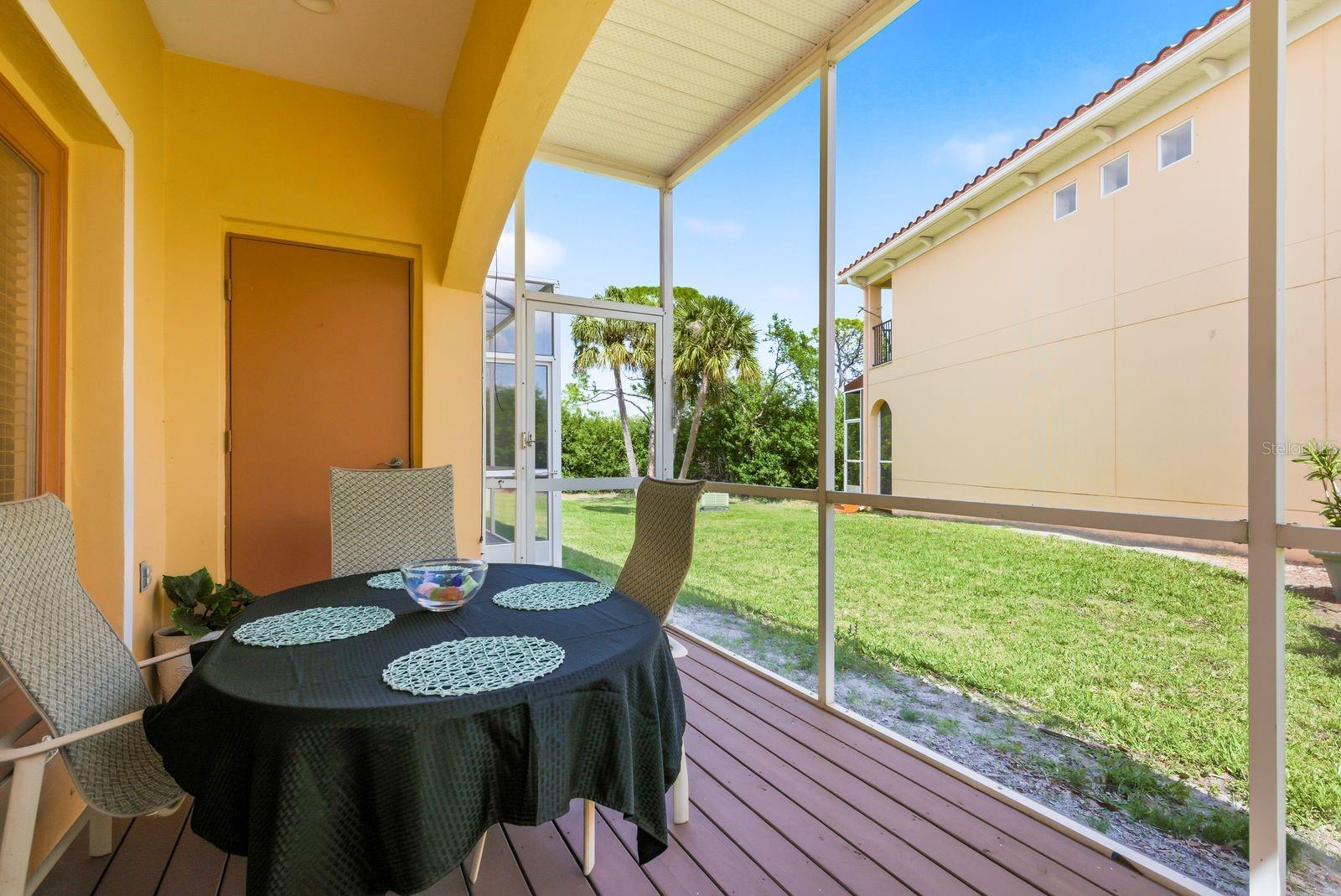 208 VALENCIA CIR — photo 37