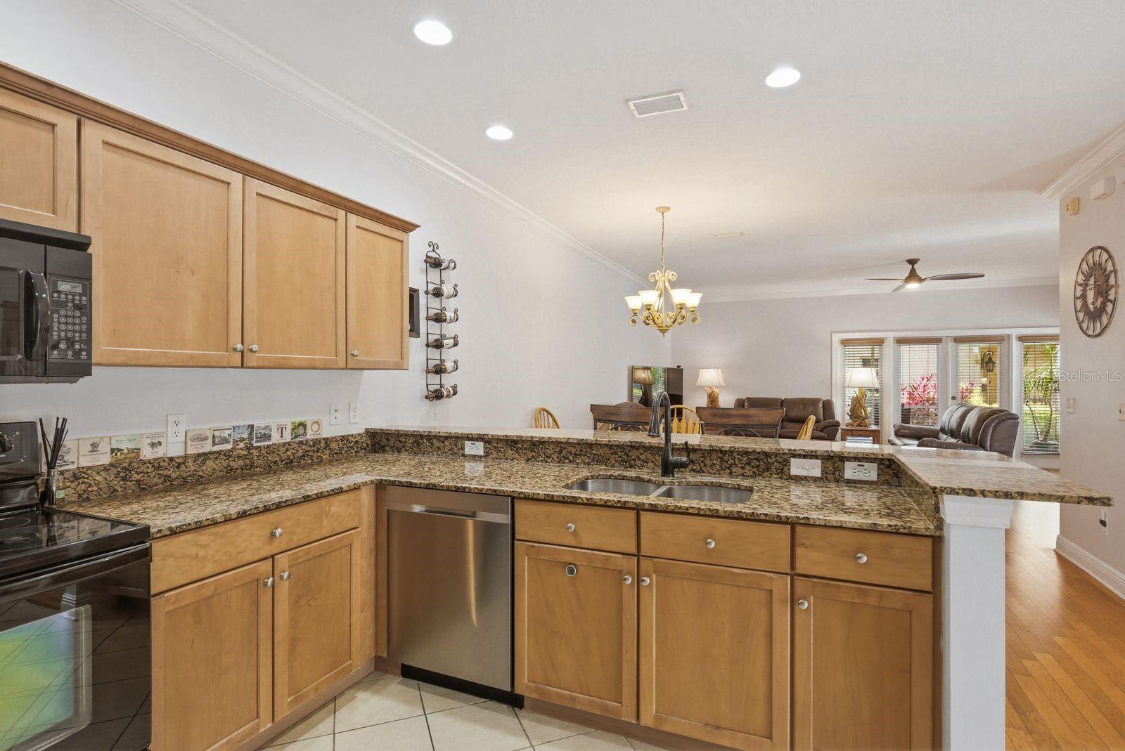 208 VALENCIA CIR — photo 23